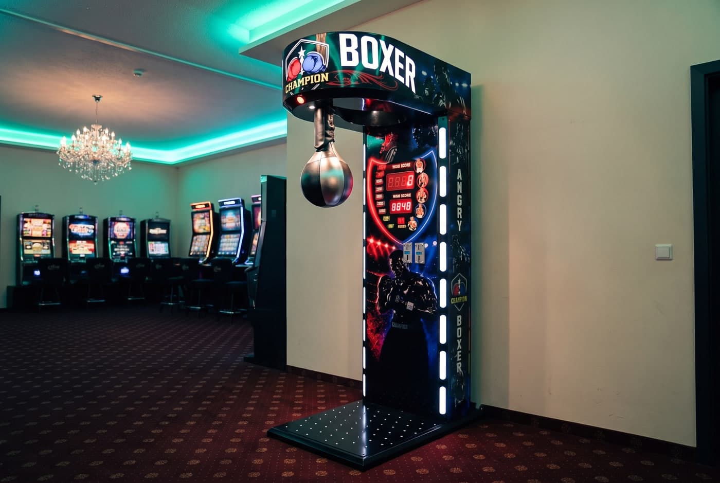 Moderner Boxautomat mit LED-Beleuchtung, Punkteanzeige und Schlagbirne
