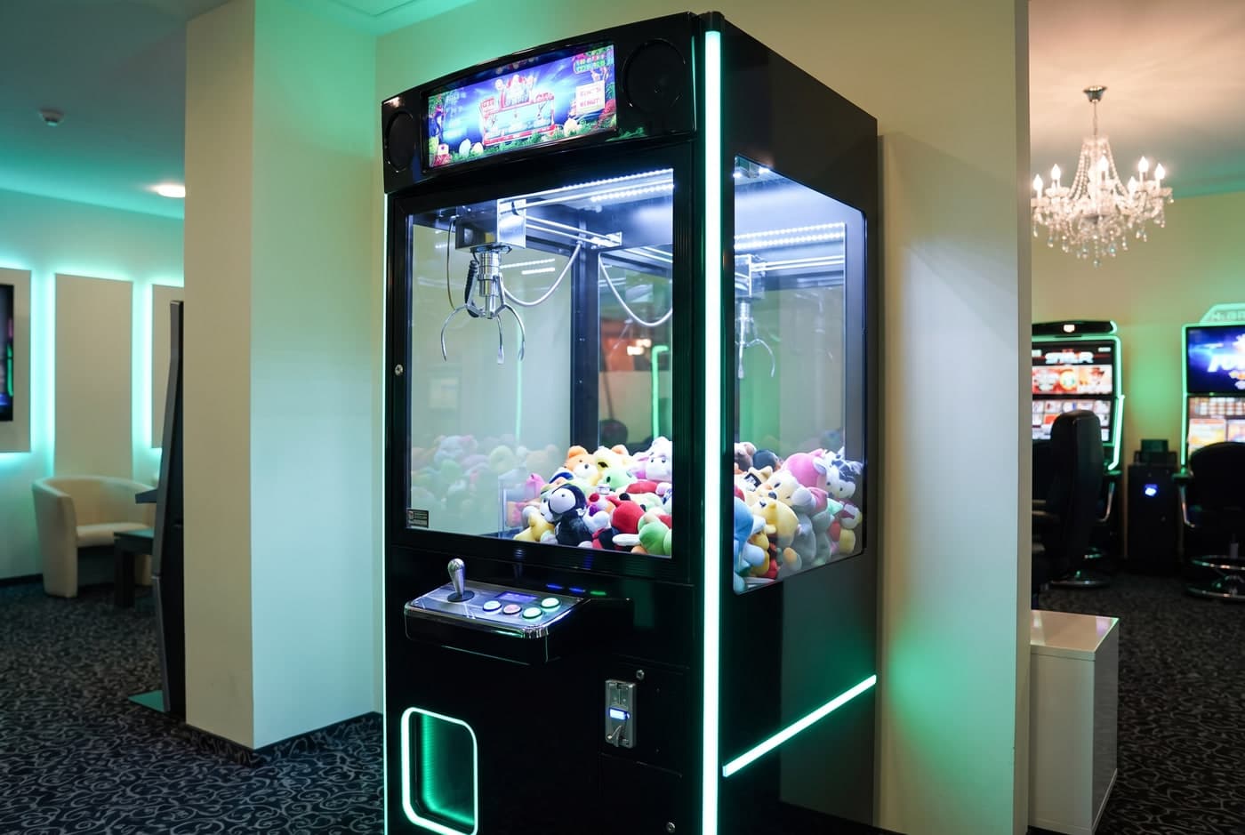Moderner Greifautomat mit LED-beleuchteter Vitrine voller Plüschtiere