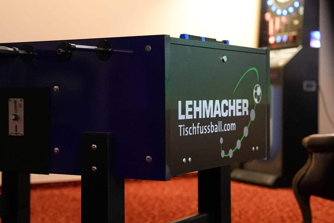 Münzeinwurf an einem Kickertisch