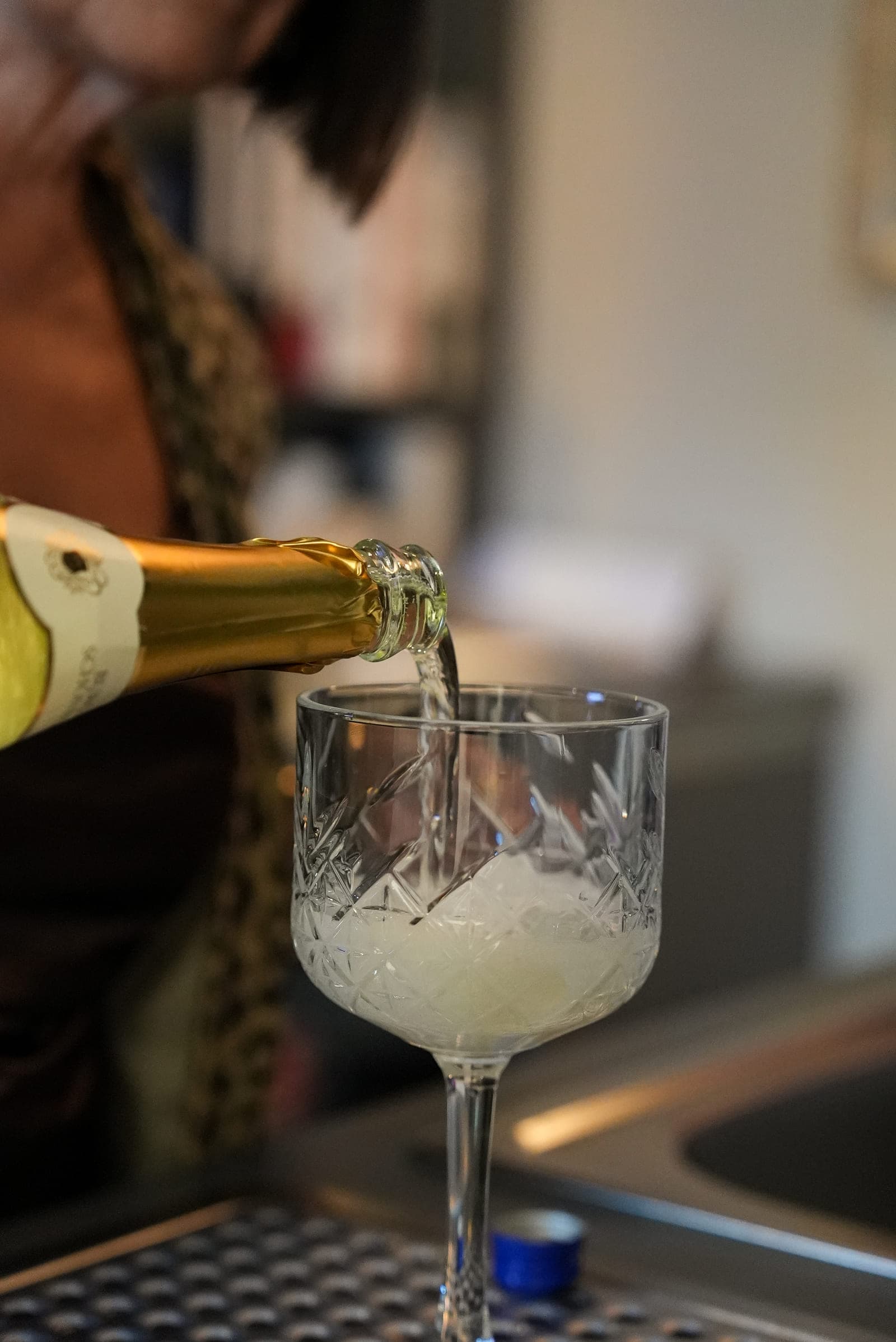 Getränk wird an der Bar eingeschenkt