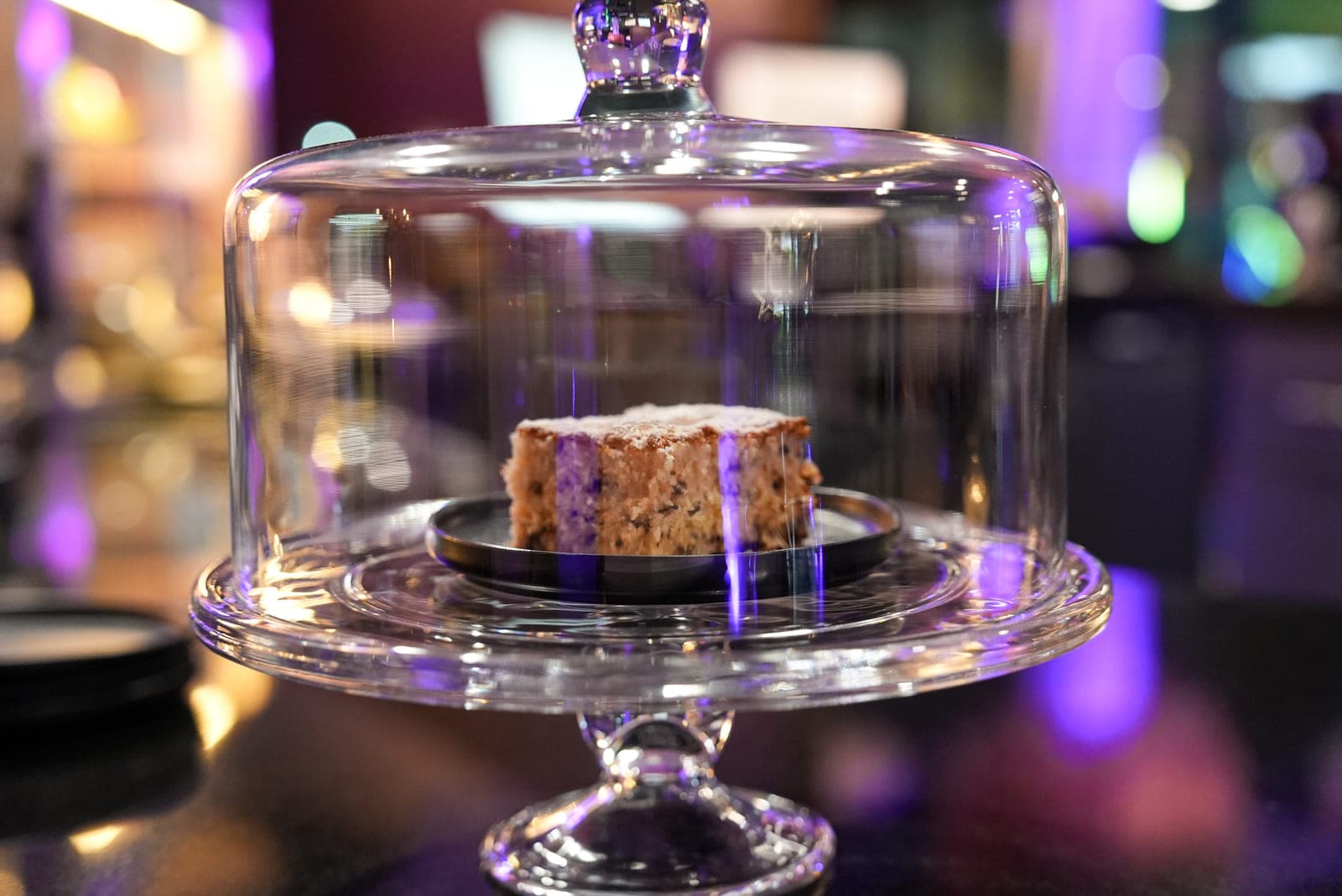 Kuchen unter Glasglocken
