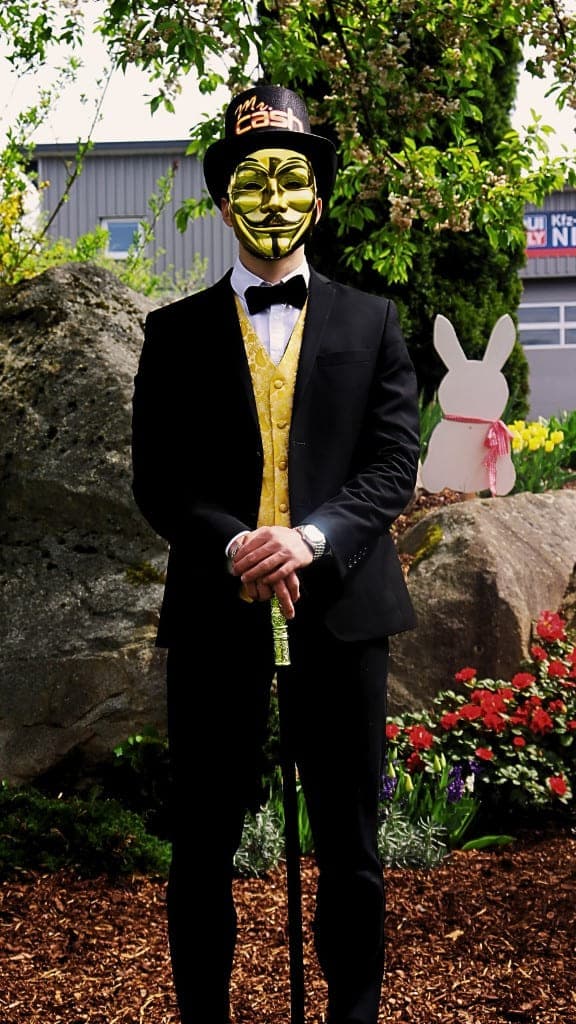 Mr. Cash draußen vor dem Blumenbeet
